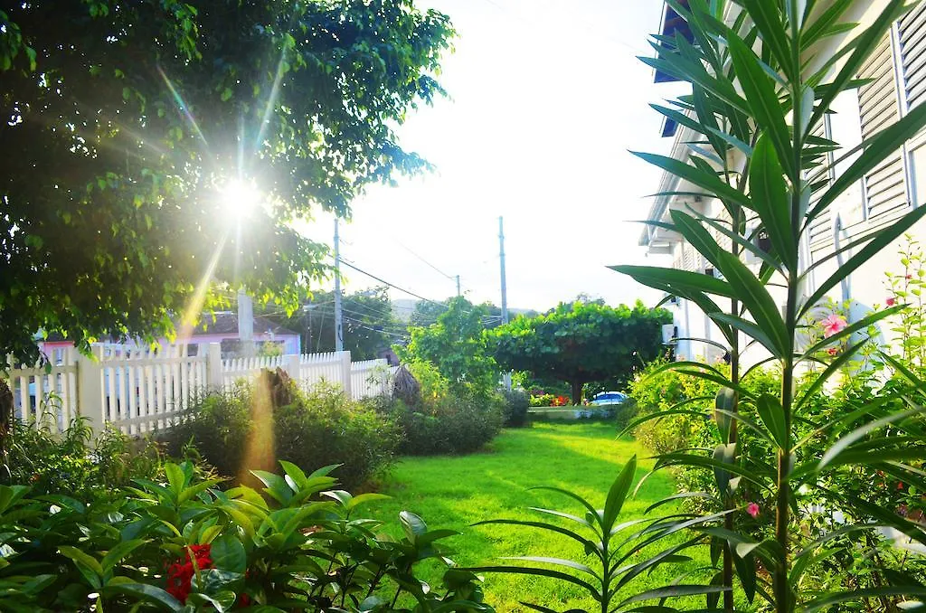 Suites Ocho Rios 3*,